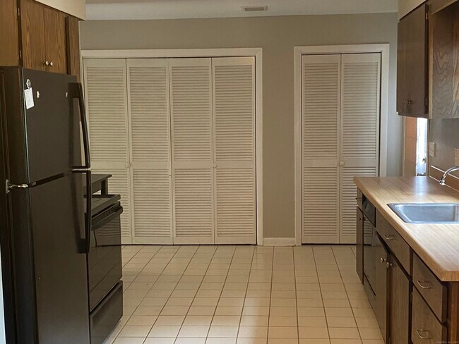 Building Photo - 161 Sleeping Giant Dr