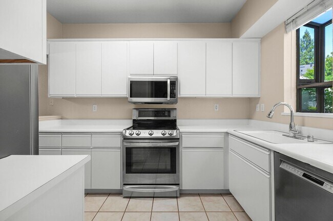 Building Photo - Beautiful single level condo, lower level ...