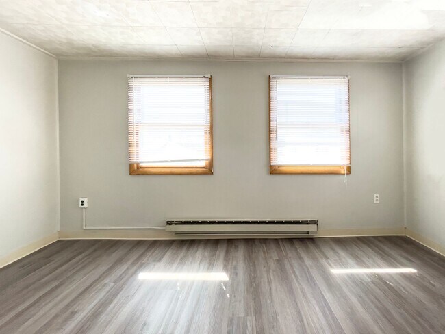 Building Photo - Preleasing for August 2026! 1 Bedroom, 1 Bathroom Close to Ball State's Campus! New Flooring!