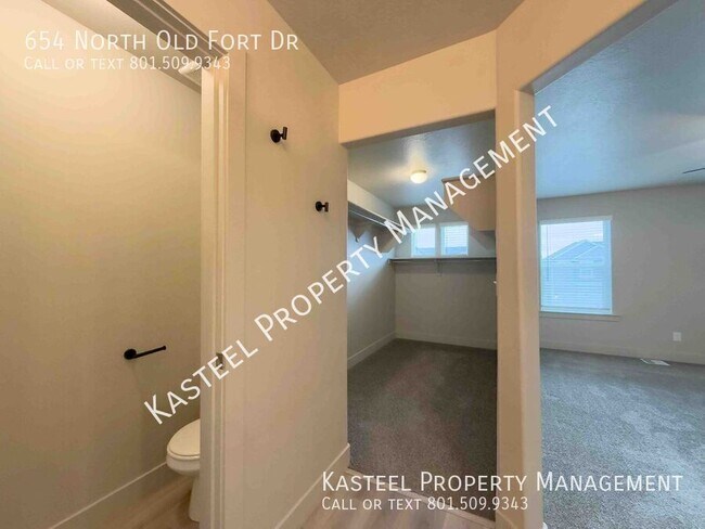 Building Photo - 654 N Old Fort Dr