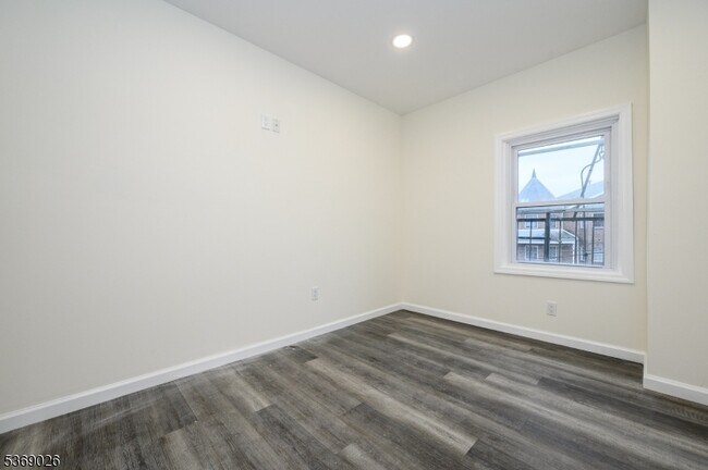 Building Photo - 287 Orange St