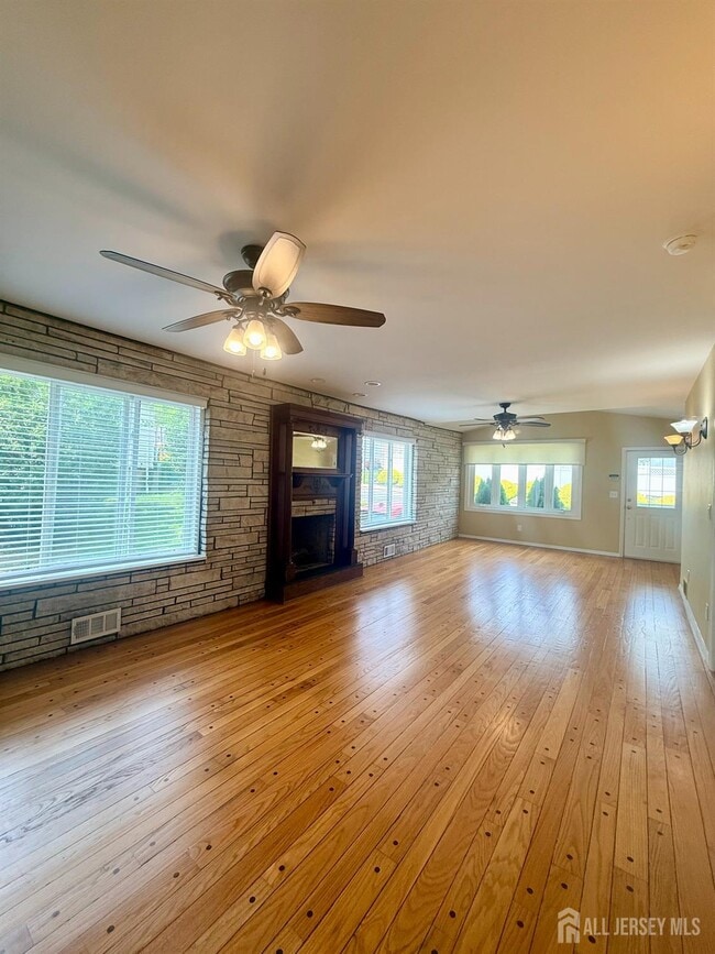 Building Photo - 363 Portia St
