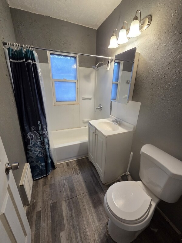 Building Photo - 2422 W Concordia Ave