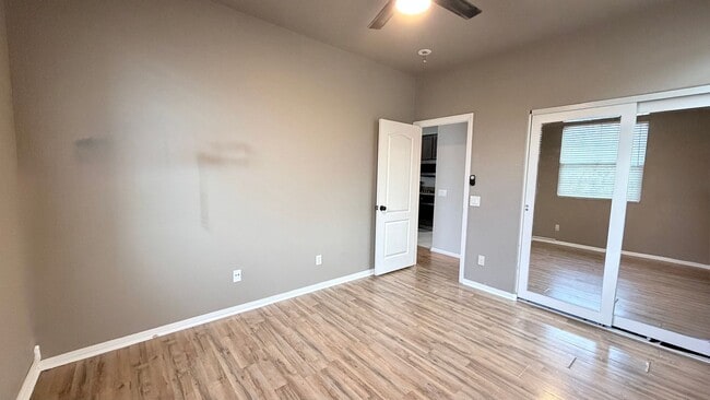 Building Photo - Chula Vista townhouse now available for rent