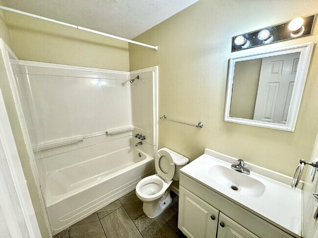 Building Photo - 1 bedroom 1 bathroom triplex unit