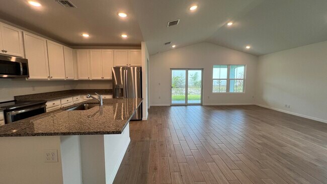 Building Photo - 1782 SW Bayshore Blvd