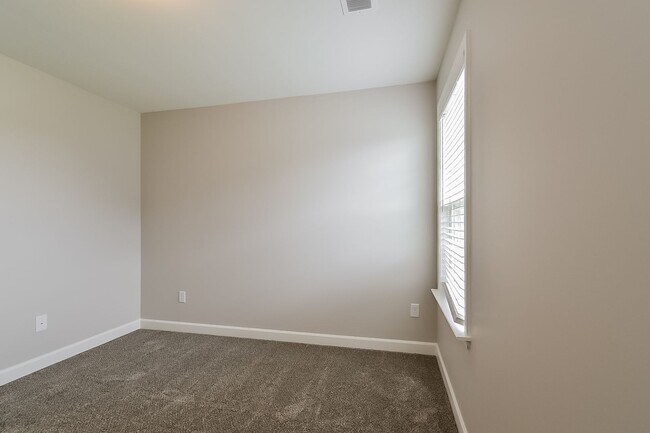 Building Photo - LakesideCirS9298