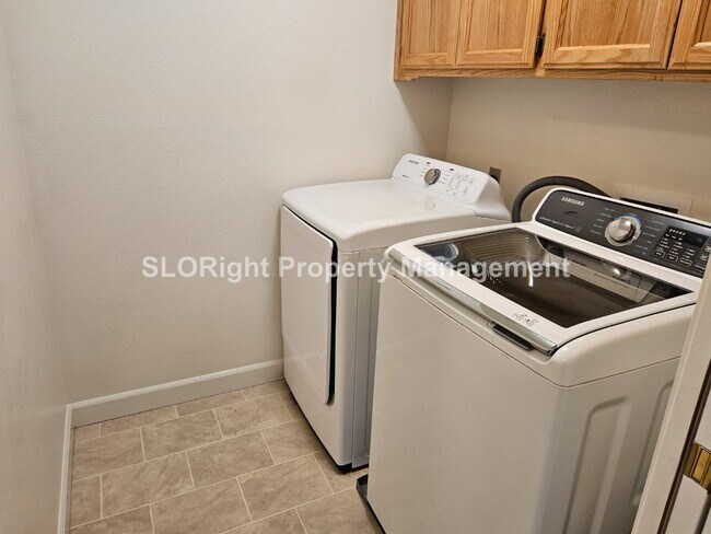 Building Photo - AVAILABLE AUGUST - Spacious 3 Bed / 2.5 Bath Templeton Condo
