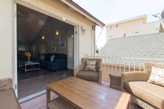 Building Photo - Gorgeous Upstairs unit with downtown view private deck