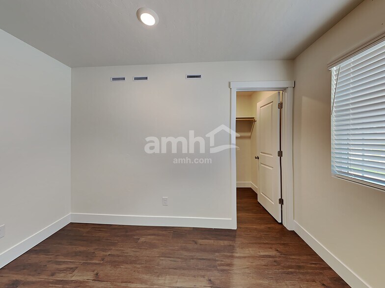 Building Photo - 1317 N Barkvine Ave