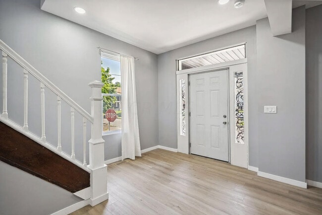 Building Photo - 921 Linwood Ave