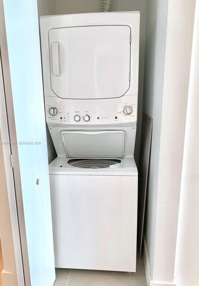 Building Photo - 650 NE 32nd St