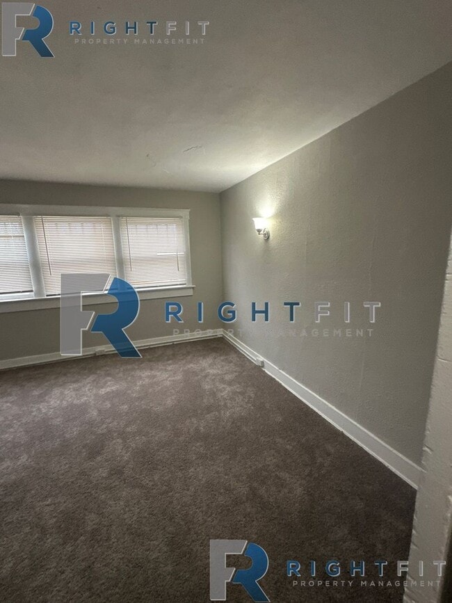 Building Photo - Newly Renovated Home in Dayton!