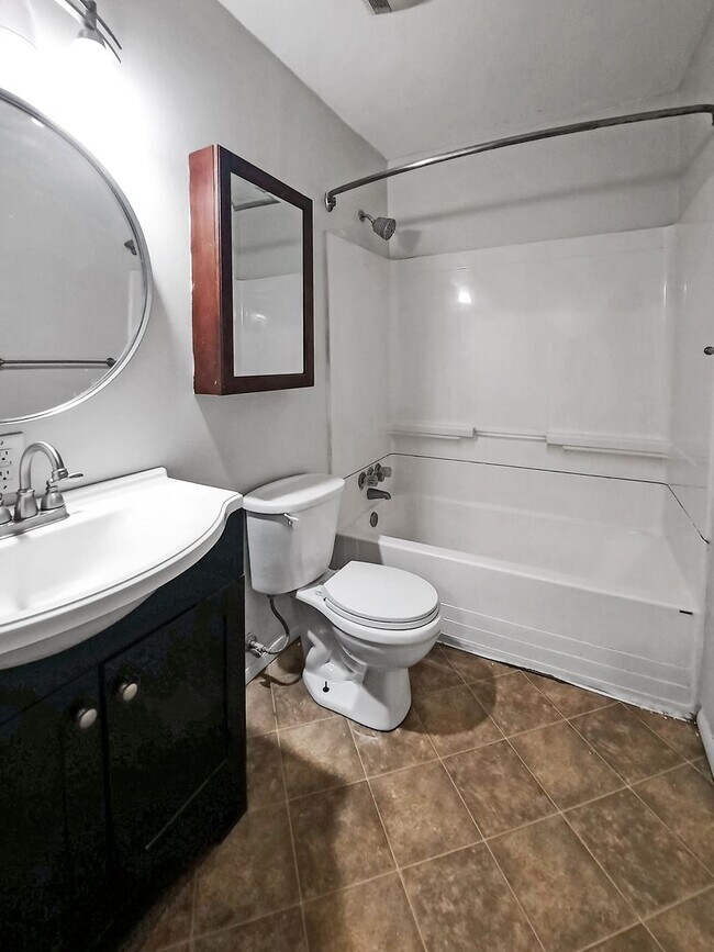 Building Photo - Bright & Spacious 3-Bedroom Townhome in So...