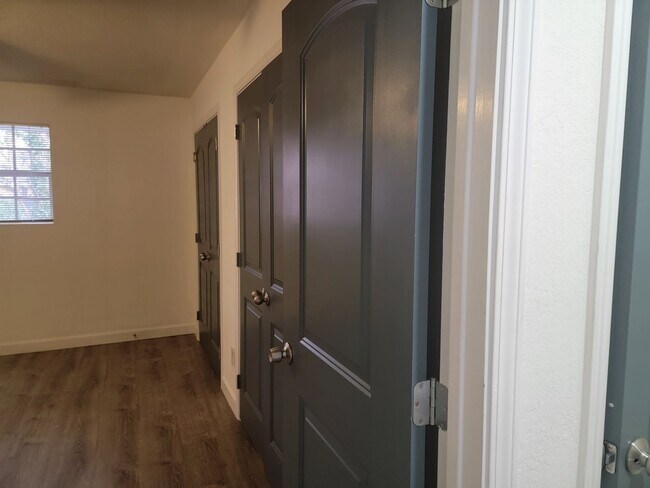 Building Photo - Rent a Community..Prime Location