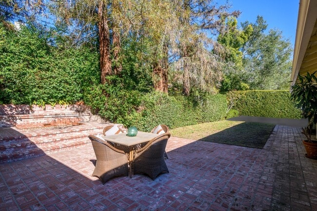 Building Photo - 905 Camino Viejo Rd