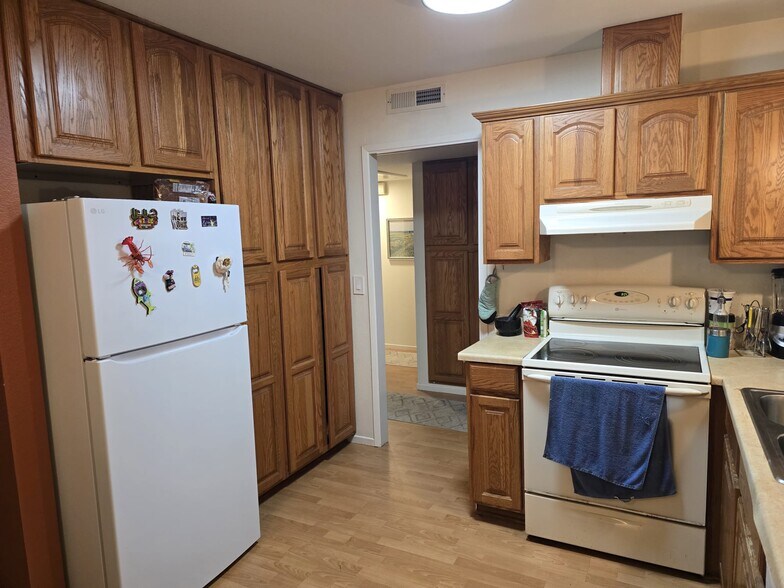 Building Photo - 1811 E Grand Ave