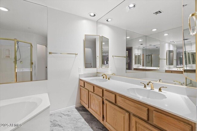 Building Photo - 5200 S Lakeshore Dr