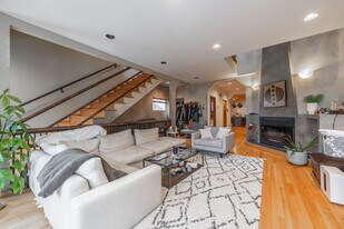 Building Photo - 1224 W Augusta Blvd