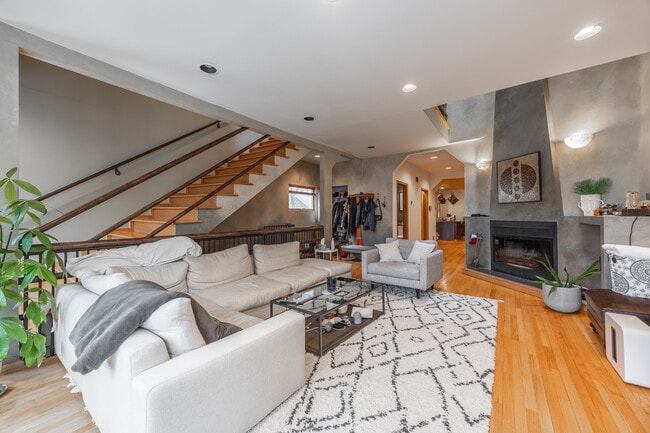 Building Photo - 1224 W Augusta Blvd