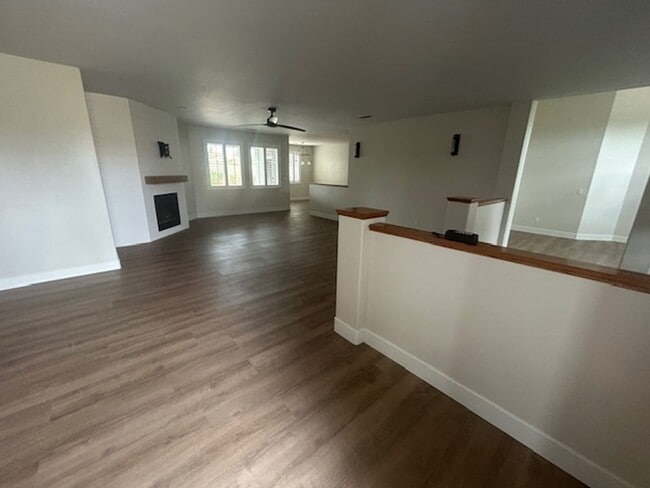 Building Photo - 4 Bedroom 2 Bathroom in SE Visalia with Po...