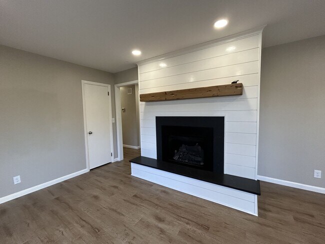 Building Photo - Spacious Brick Ranch Nestled Away — Close to Town!