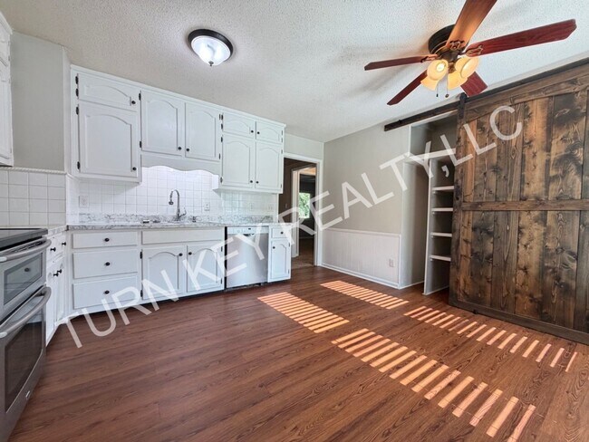 Building Photo - 2221 Diane Dr