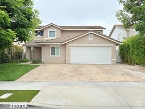 Building Photo - Spacious 4-Bedroom Home in Private Sylmar ...