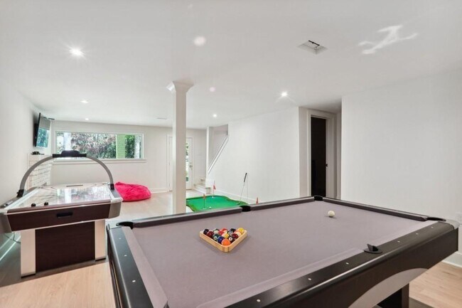 Building Photo - 1007 Somerset Dr NW