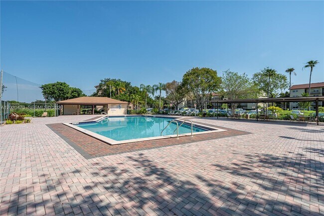 Building Photo - 550 SW 138th Ave