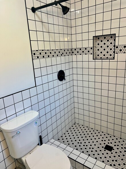 Building Photo - 525 W Plymouth St