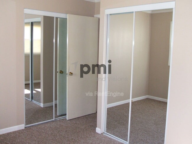 Building Photo - 2913 E Cardinal Dr