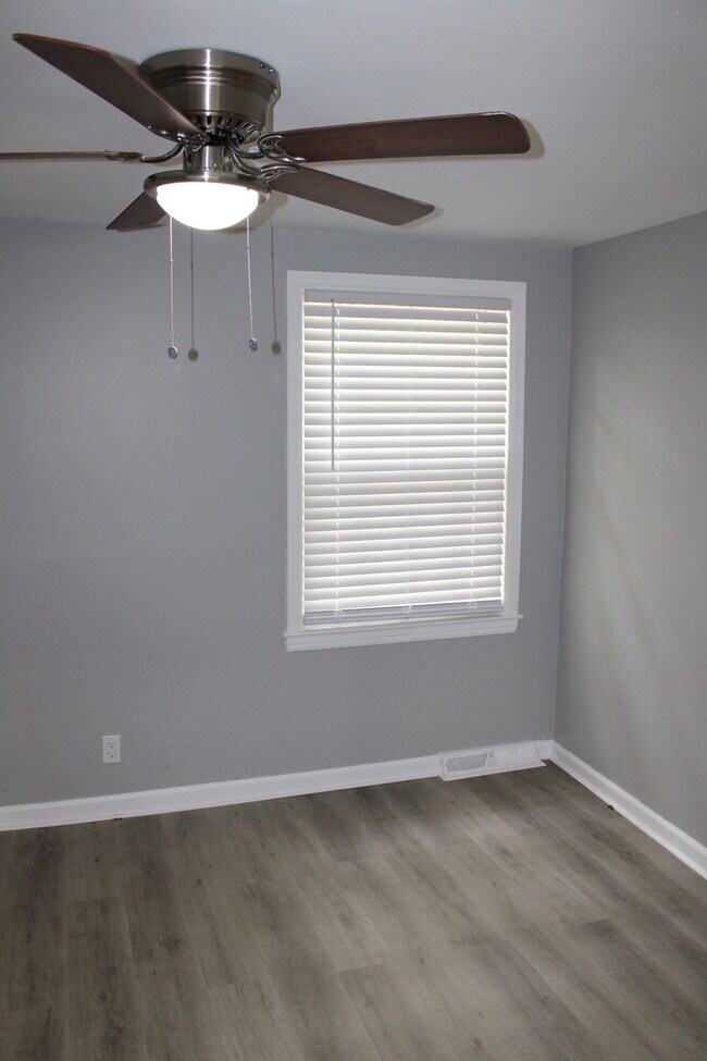 Building Photo - Unique Rental in Grandview with 3 bay gara...