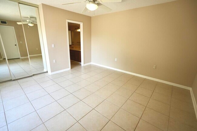 Building Photo - 1008 10th Ct