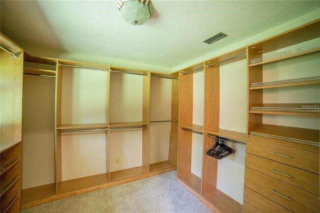 Building Photo - 1009 NW 39th Dr