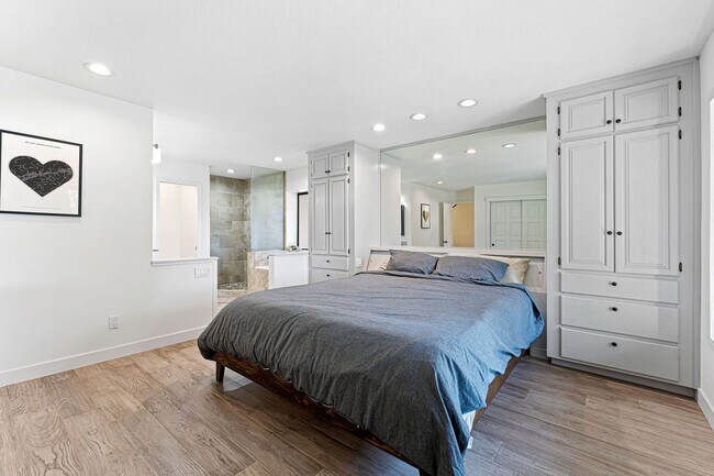 Building Photo - Beautifully Remodeled 3 bed, 3 baths 2 Car...