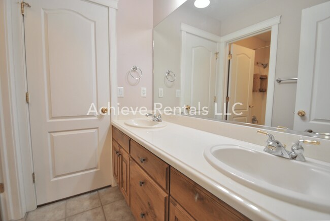 Building Photo - Charming End-Unit Townhome | Prime Location Near Parks, Shops & Dining