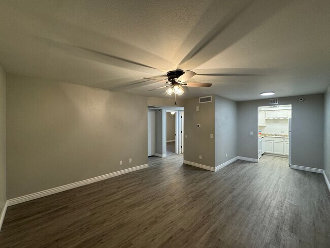 Building Photo - 2 Bedroom in the El Tovar Condominiums Nea...