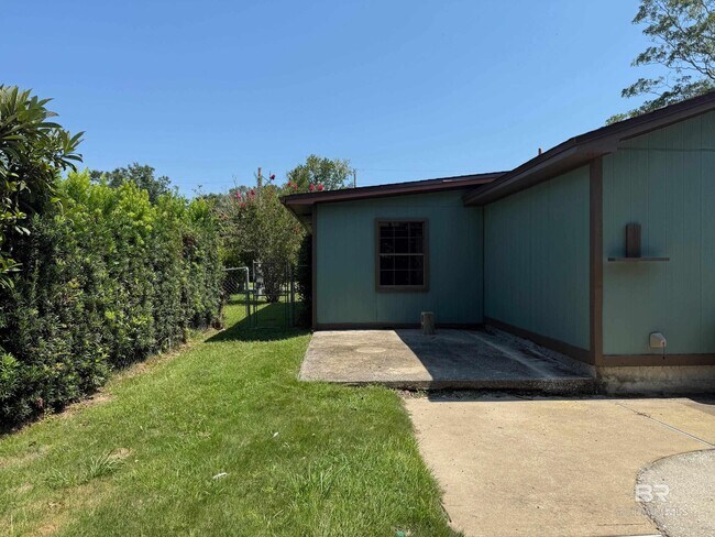 Building Photo - 1601 Matias Dr