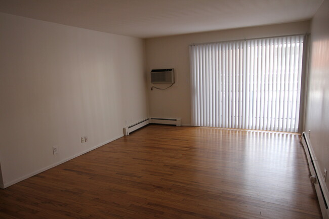 Living room - 1040 N Campbell Rd