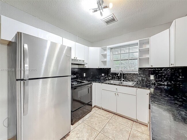 Building Photo - 530 NE 34th St