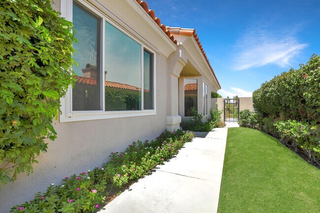 Building Photo - 502 Desert Holly Dr