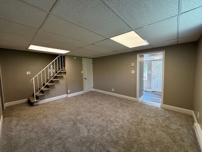 Building Photo - Newly remodeled 3+ bedroom