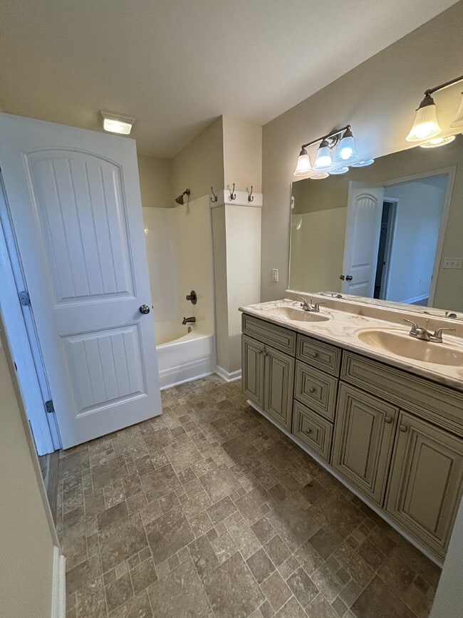 Building Photo - 472 Jester St