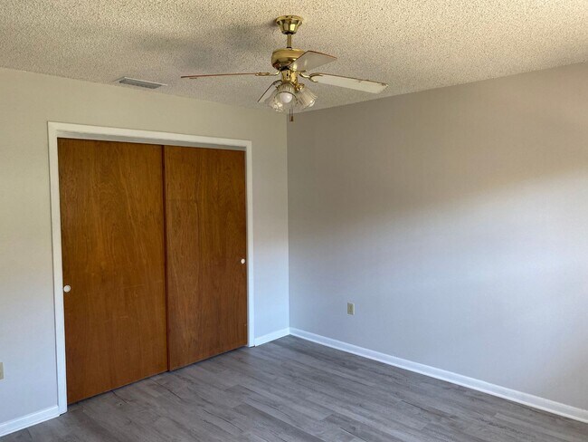 Building Photo - Spacious 2BR/1BA Townhouse in Prime Lakeland Location