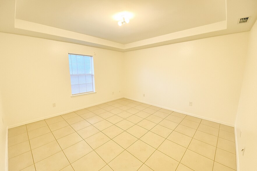 Building Photo - 2410 W Hackberry Ave