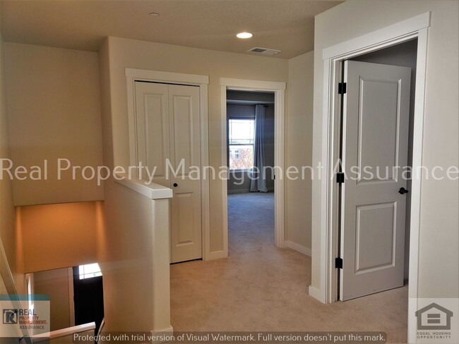 Building Photo - 28857 SW Geneva Loop