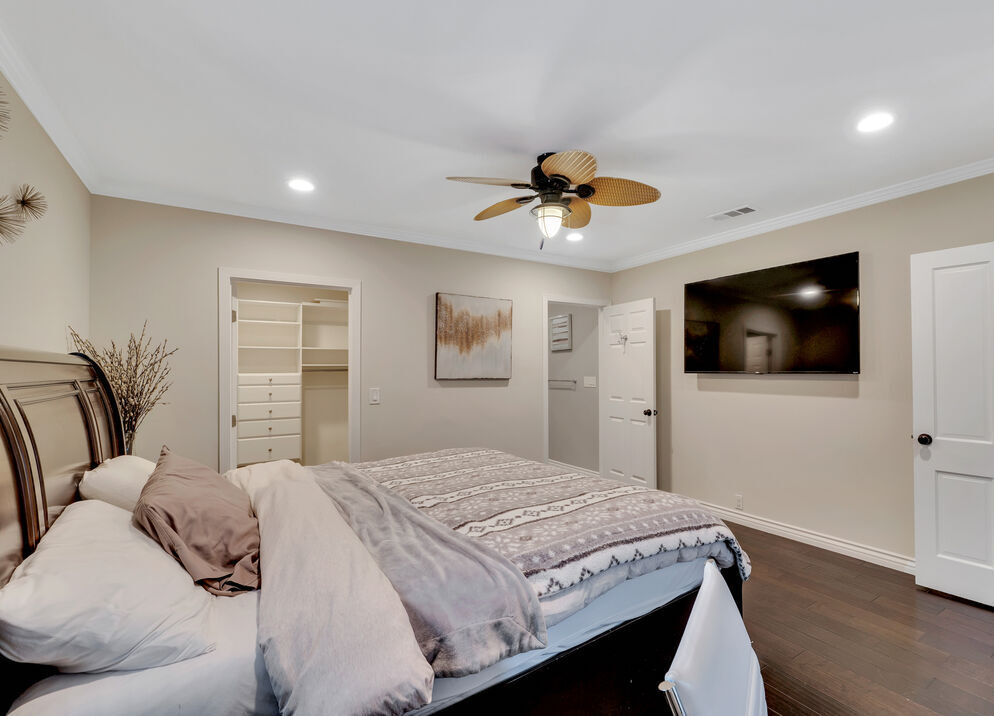 Building Photo - 4242 Van Nuys Blvd