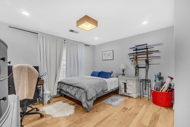 Building Photo - Beautifully Updated End-Unit Townhome in P...