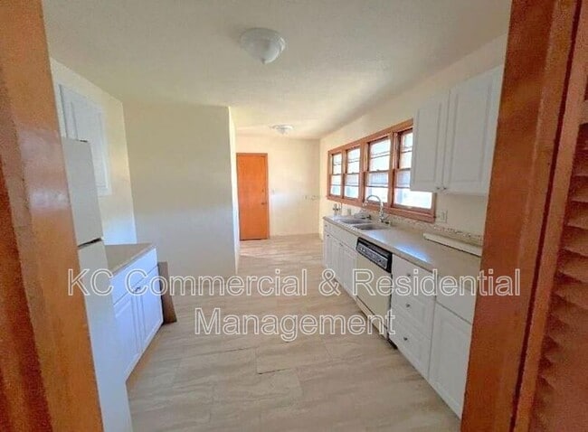 Building Photo - 802 E 75th Terrace
